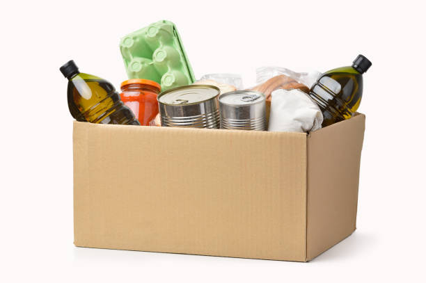 A box full of food in concept donation box isolated on white vale-alimentação