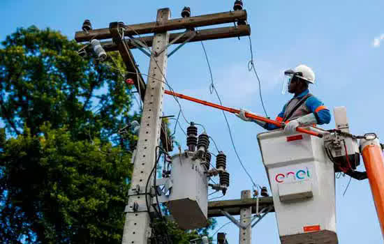 Colisões contra postes deixam 327 mil sem energia em SP