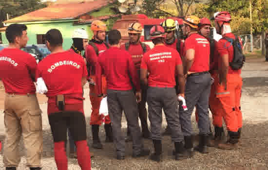 Bombeiros trabalham nas buscas em Brumadinho. Defesa Civil 