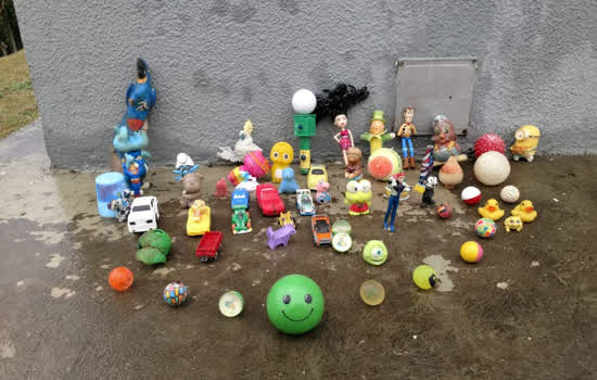 Restos de construção civil e brinquedos estão entre os materiais encontrados pela BRK Ambiental.  Dia das Crianças