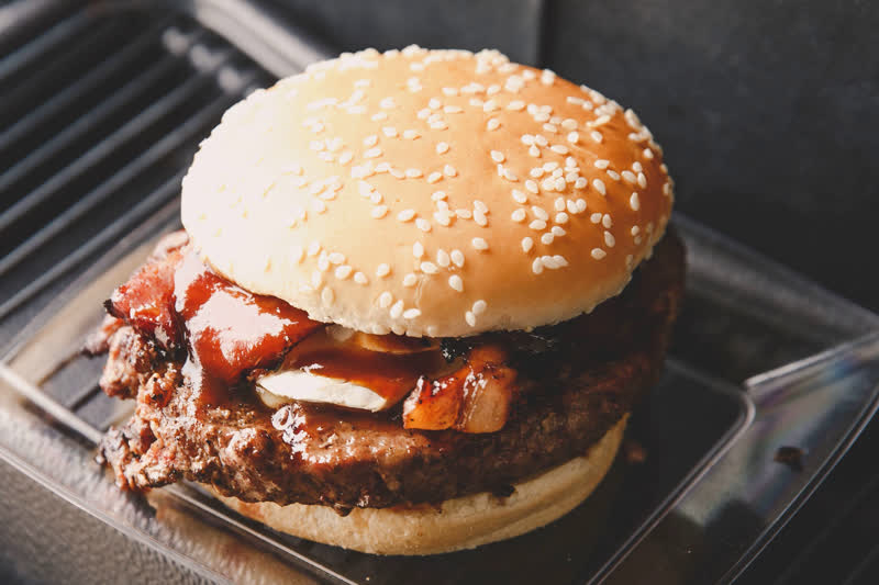 Hambúrguer com bacon. Parque Criativo