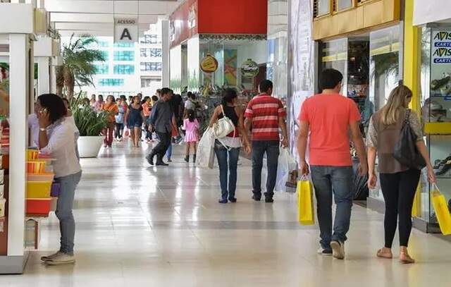 Fluxo de consumidores em shoppings sobe 16% em julho ante julho de 2022 shopping
