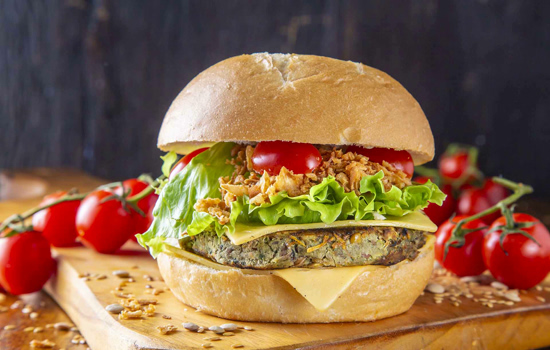 Mania de Churrasco Prime Steak Burger - Hambúrguer Vegetariano - Crispy Veggie. Festa das Nações