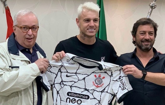 Roger Guedes recebe camisa do Corinthians do diretor de futebol Roberto de Andrade e do presidente Duilio Monteiro Alves